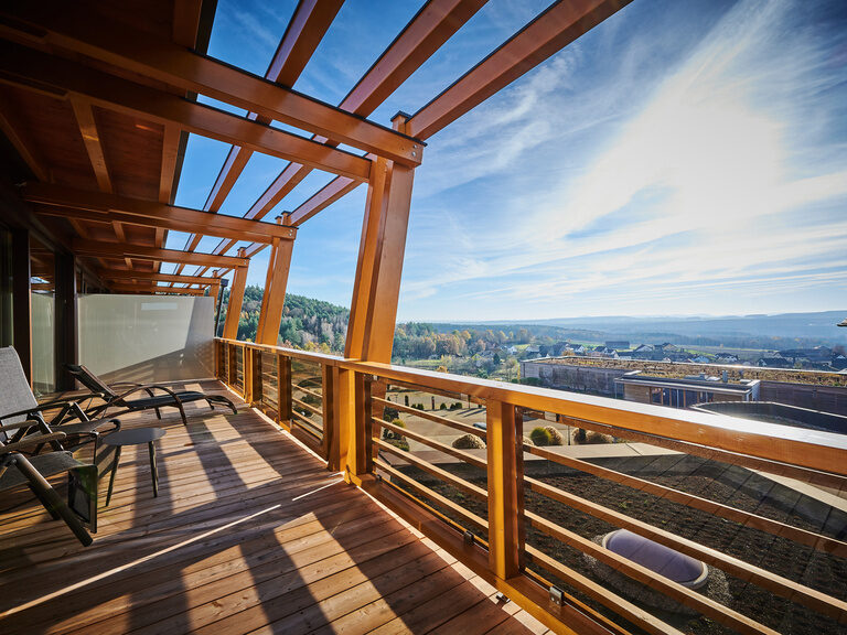 Wunderschöner Ausblick von einem Balkon des Wellnesshotels Der Birkenhof auf das umliegene Oberpfälzer Seenland